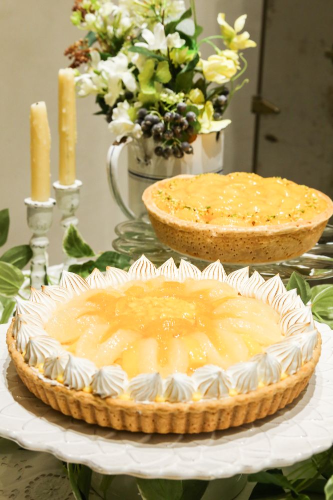 「柑橘とマンゴーの甘酸っぱいレアチーズタルト」ピース・税込み1,490円、ホール・税込み14,904円