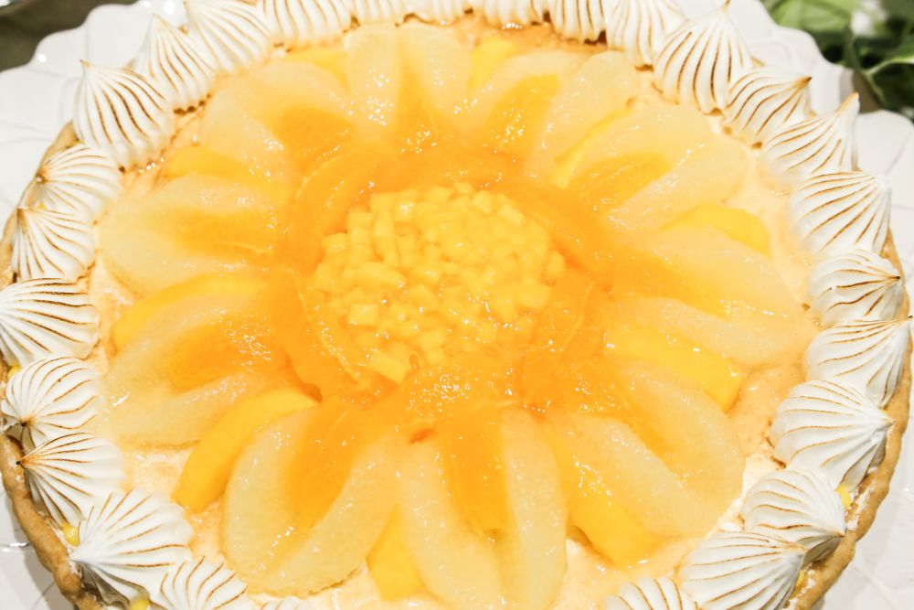 「柑橘とマンゴーの甘酸っぱいレアチーズタルト」ピース・税込み1,490円、ホール・税込み14,904円