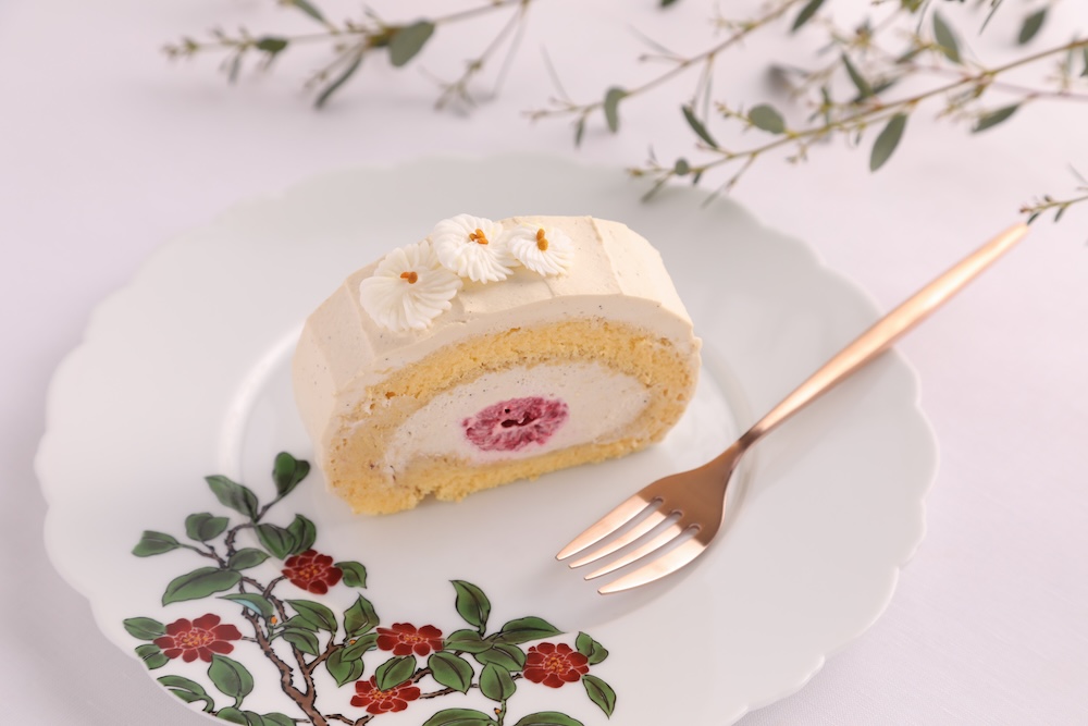 6・7月に販売される「加賀棒茶と木苺のロールケーキ」イメージ