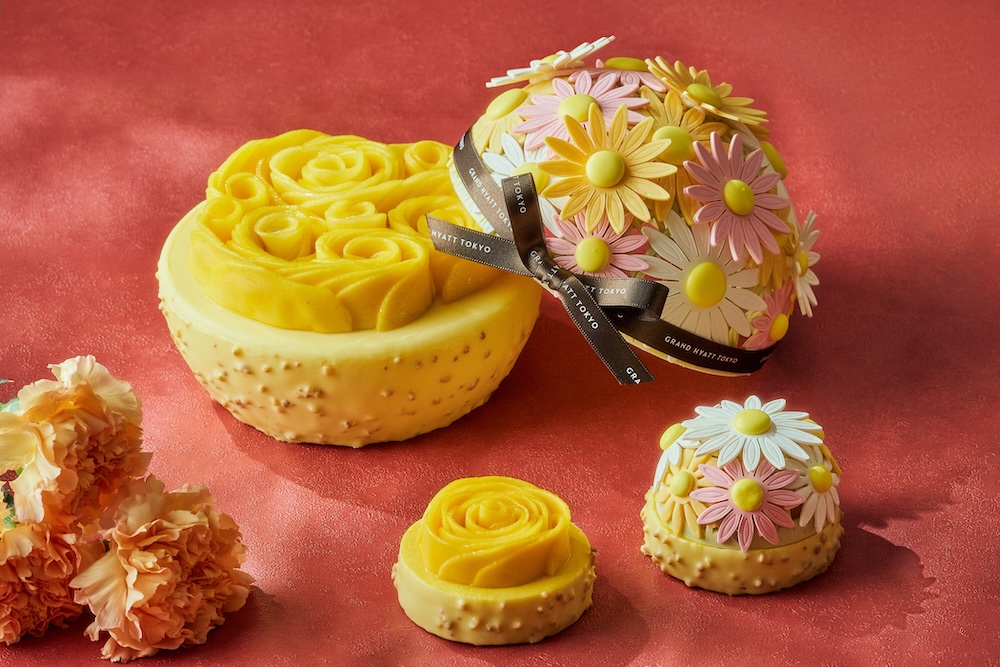 「フラワーブーケ マンゴームースケーキ」ピース・税込み1,500円、ホール・税込み10,000円