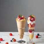 左から「苺のチーズケーキクレープ　～3種のベリーを添えて～」税込み1,089円、「苺のチーズケーキパフェ　～3種のベリーを添えて～」税込み1,628円