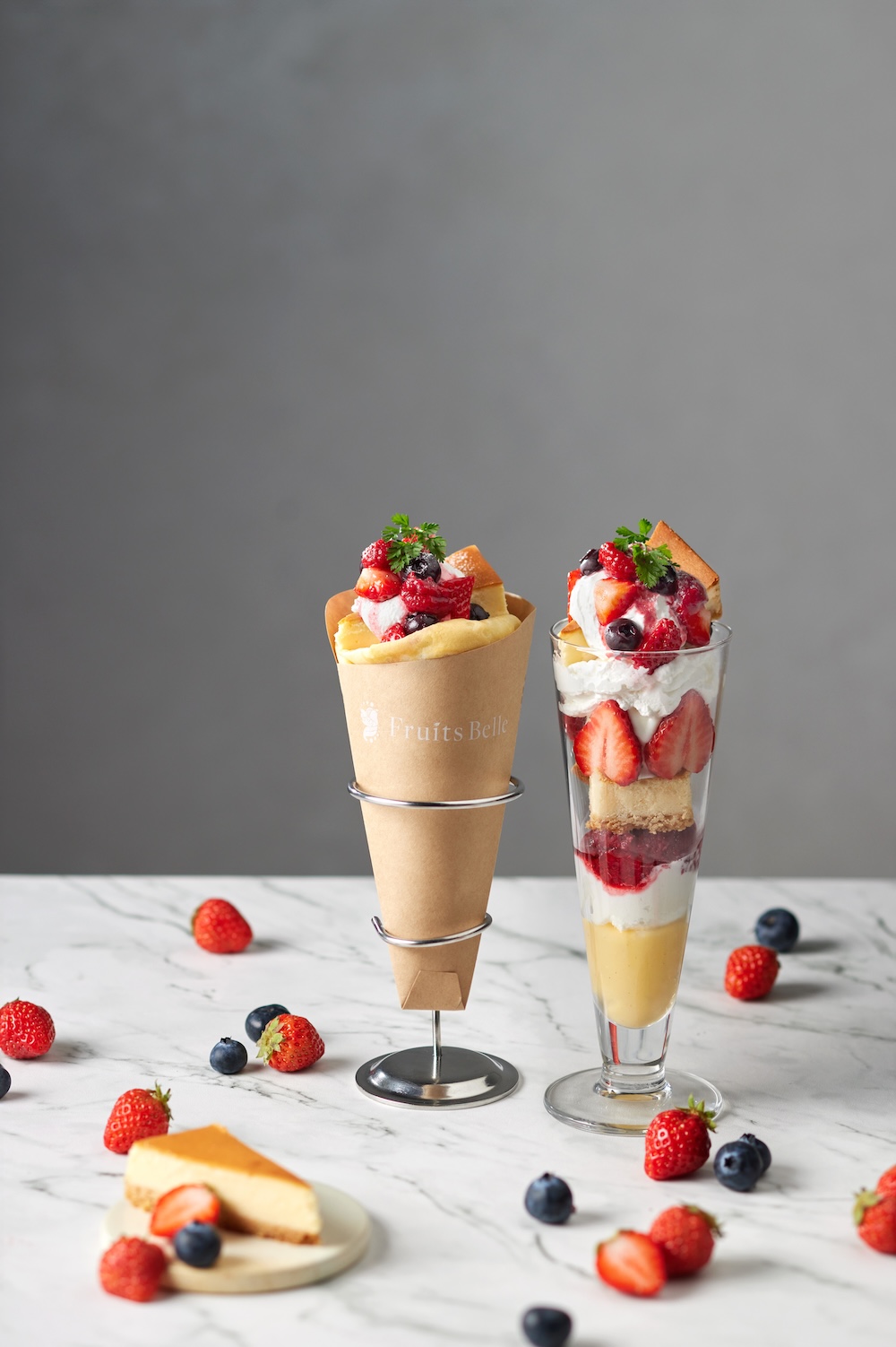 左から「苺のチーズケーキクレープ　～3種のベリーを添えて～」税込み1,089円、「苺のチーズケーキパフェ　～3種のベリーを添えて～」税込み1,628円