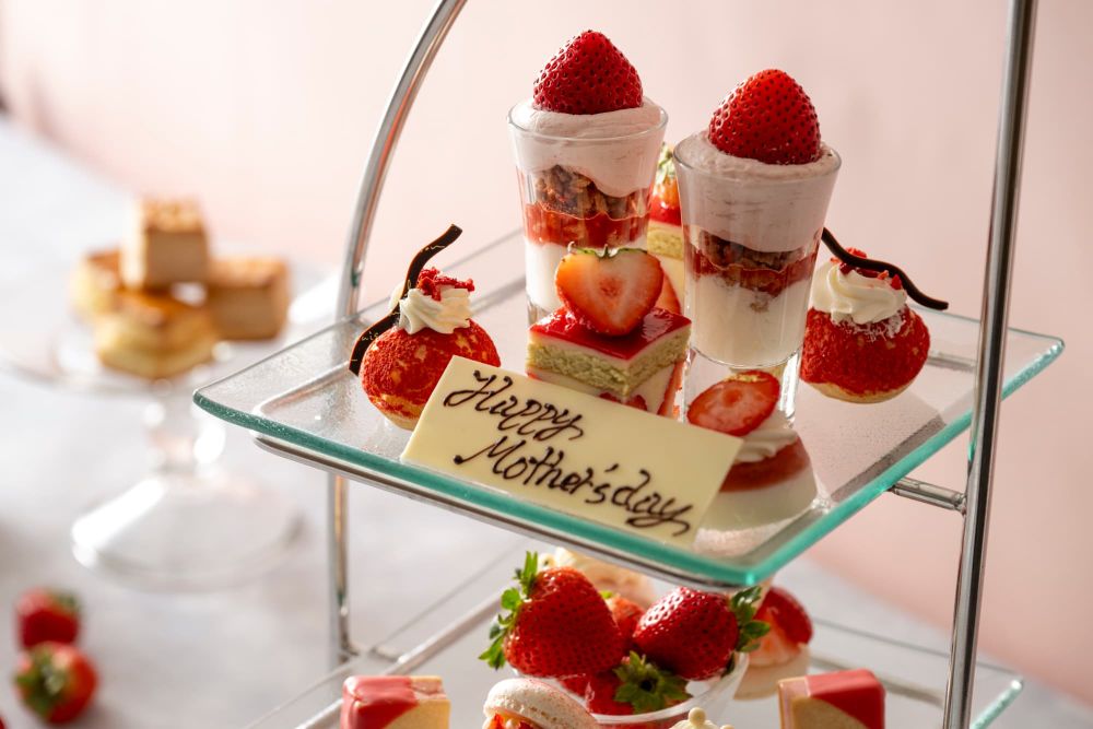 「母の日 アフタヌーンティーセット」税込み10,000円（サービス料含む）