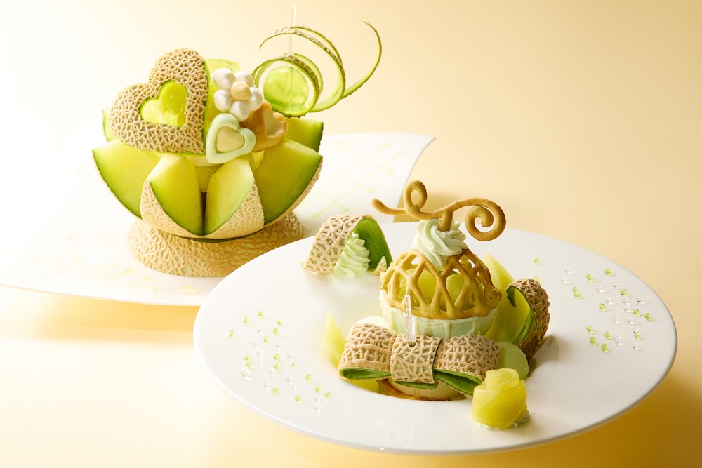 左から新宿本店限定「静岡県産マスクメロンのプレートデザート」税込み7,700円、支店限定「マスクメロンのプレートデザート」税込み2,970円