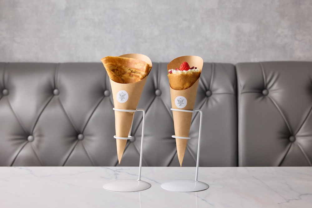 左から「ジャージーバターシュガークレープ」900円、「薔薇と苺のジャージー生クレープ」1,100円