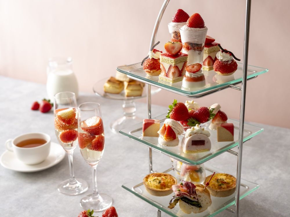 「母の日 アフタヌーンティーセット」税込み10,000円（サービス料含む）