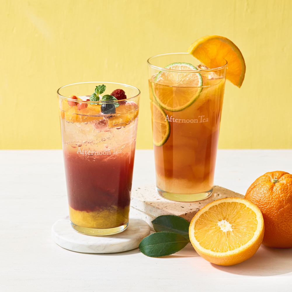 左から「オレンジとカシスのティーソーダ」税込み1,150円、「フルーツエードティー　オレンジ＆ライム」税込み1,050円