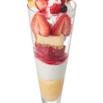 「苺のチーズケーキパフェ　～3種のベリーを添えて～」税込み1,628円