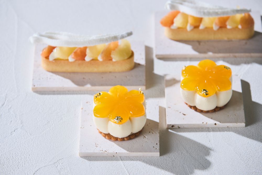 手前から「エキゾチック・フロマージュ」、「ピンクグレープフルーツのタルト」各・税込み1,350円（サービス料含む）