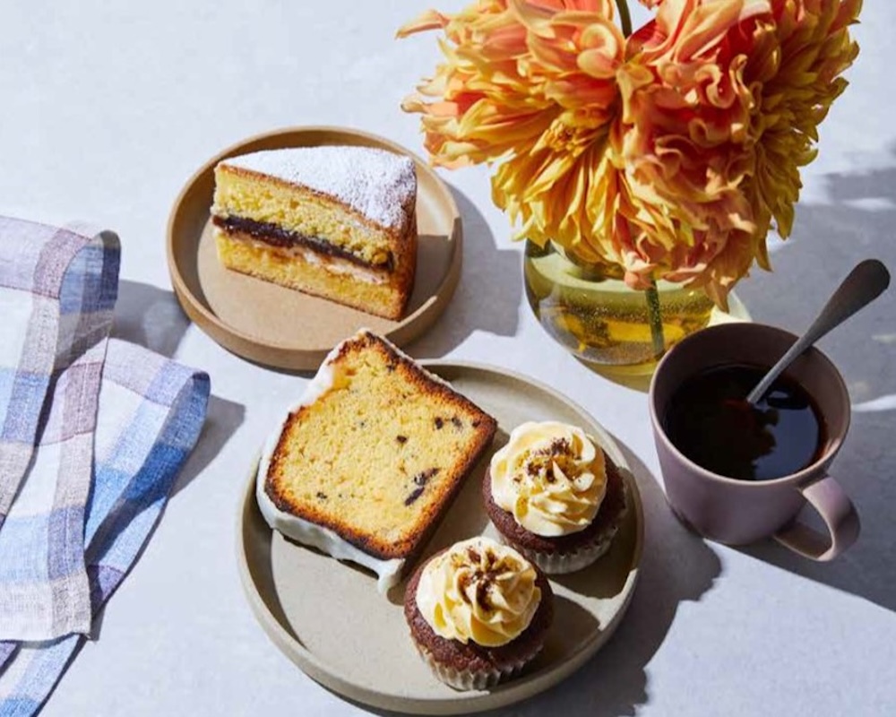 5月2日のみ販売される「ボニーズベイクショップ（Bonny’s Bake Shop）」の「ソルトコーヒーバタークリームカップケーキ」1個・605円、「塩レモンチョコチップパウンドケーキ」1個・681円、「梅干しとあんこのビクトリアケーキ」1個・702円