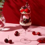 「チェリールージュパフェ」単品・税込み4,400円、ドリンク付き・税込み5,280円(いずれも別途サービス料)