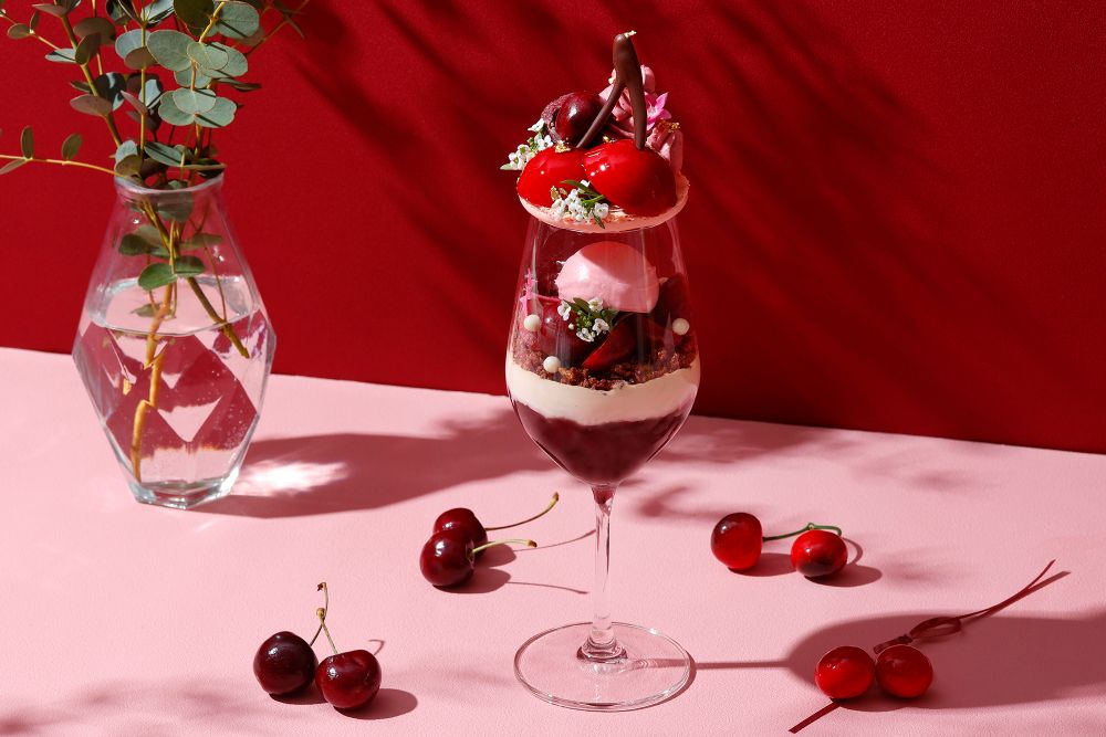 「チェリールージュパフェ」単品・税込み4,400円、ドリンク付き・税込み5,280円（いずれも別途サービス料）