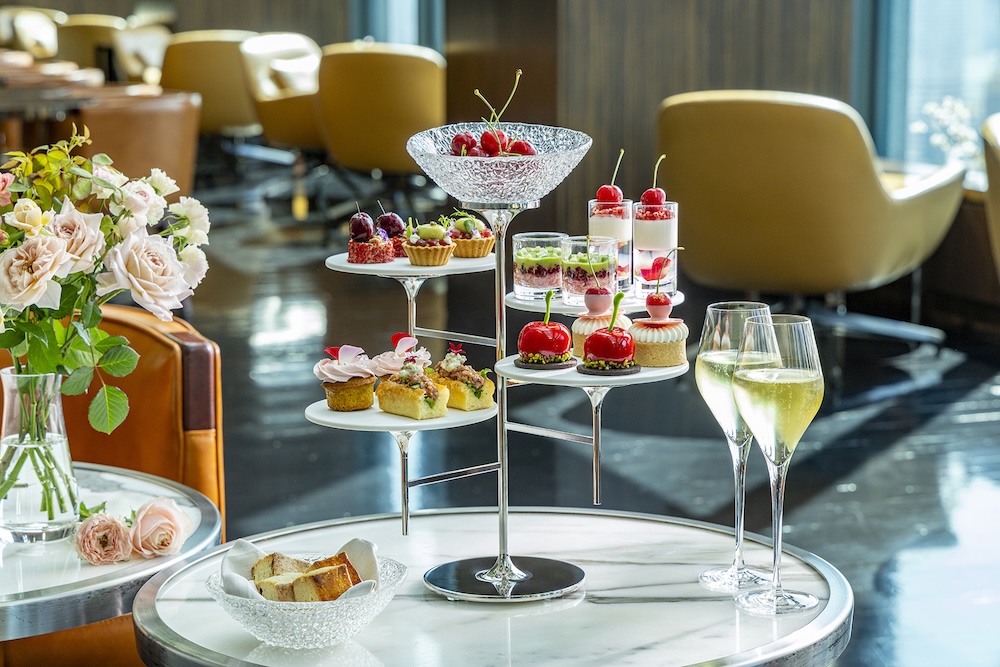 「乾杯のシャンパーニュ付き デラックスアフタヌーンティー」税込み12,500円（サービス料含む）