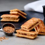 4月24日より販売される「パティスリー キハチ」の「キハチ ブリュレパイサンド キャラメルクリーム」8個入り・税込み1,600円〜