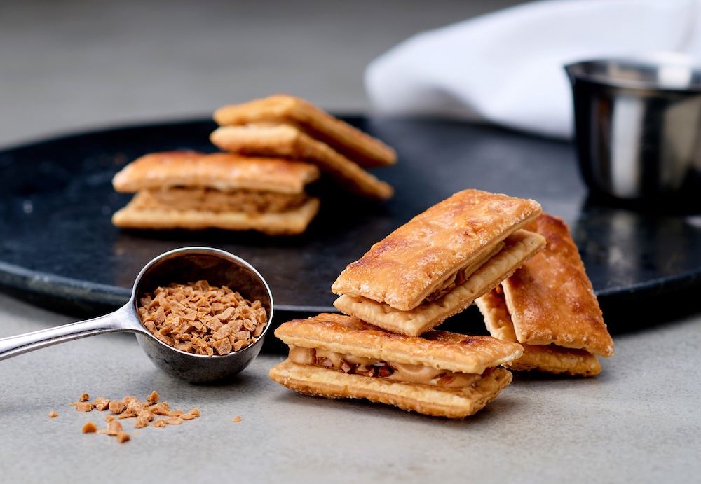 4月24日より販売される「パティスリー キハチ」の「キハチ ブリュレパイサンド キャラメルクリーム」8個入り・税込み1,600円〜