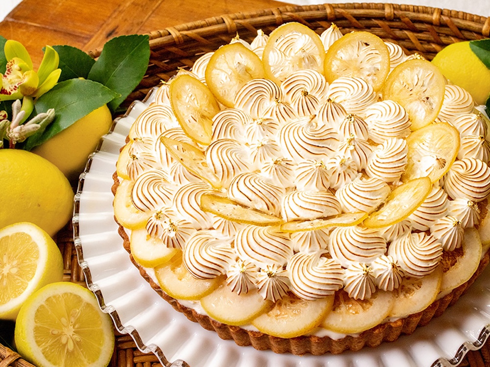 東京ドームシティ店・京都・大阪・浜松・名古屋栄で販売される新作「愛媛県今治市産 “越智今治レモン”のタルト」ピース・税込み1,198円、ホール・税込み11,988円（※静岡店では「静岡県産 “清沢レモン”のタルト」を販売）