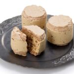 「フィオラッテ」にて販売される「ダックワーズサンド」3個入り・税込み1,944円（エキュート品川）