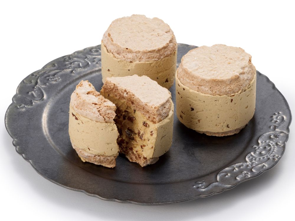 「フィオラッテ」にて販売される「ダックワーズサンド」3個入り・税込み1,944円（エキュート品川）