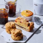 5月5日のみ販売される「ベイカー（BAKER）」の「シーソルト＆メープルナッツスコーン」1個・432円、「いちごと藻塩あんのトレイベイク」1個・648円、「カモミール＆レモンケーキ」1個・540円