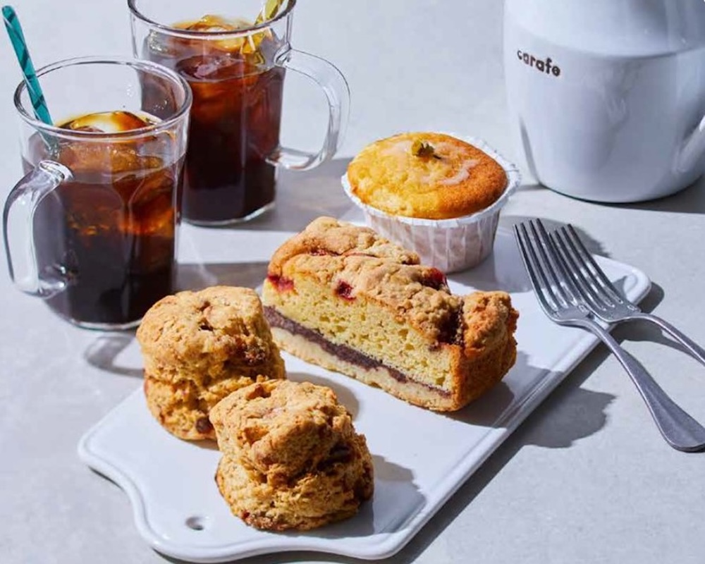 5月5日のみ販売される「ベイカー（BAKER）」の「シーソルト＆メープルナッツスコーン」1個・432円、「いちごと藻塩あんのトレイベイク」1個・648円、「カモミール＆レモンケーキ」1個・540円