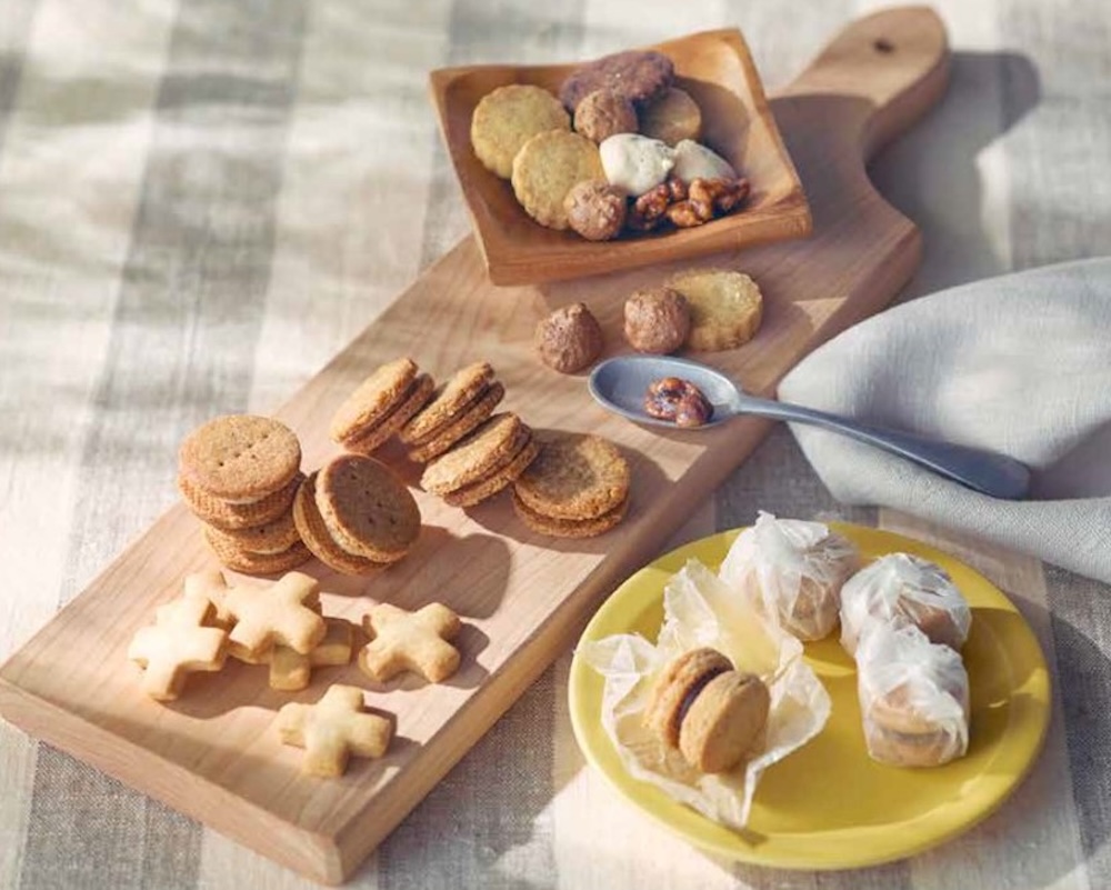 「モンガータ（mangata）」の「フェンネルアーモンドソルトビスケット」8枚入り・451円、「メープルピーカンビスケット〈ホワイトチョコサンド〉」4枚入り・582円など