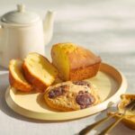 「オヤツヤサン（OYATSUYA SUN）」の「アメリカンチョコチップクッキー」1枚・540円、「はちみつレモンのパウンドケーキ」1個・2,160円