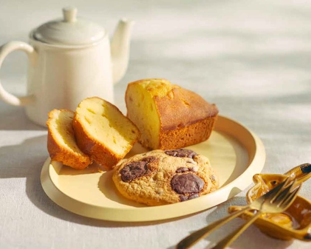 「オヤツヤサン（OYATSUYA SUN）」の「アメリカンチョコチップクッキー」1枚・540円、「はちみつレモンのパウンドケーキ」1個・2,160円