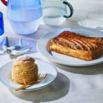 左から「レガレヴ（Régalez-Vous）」の「塩キャラメルシュークリーム」751円、「ミートパイ」1,080円