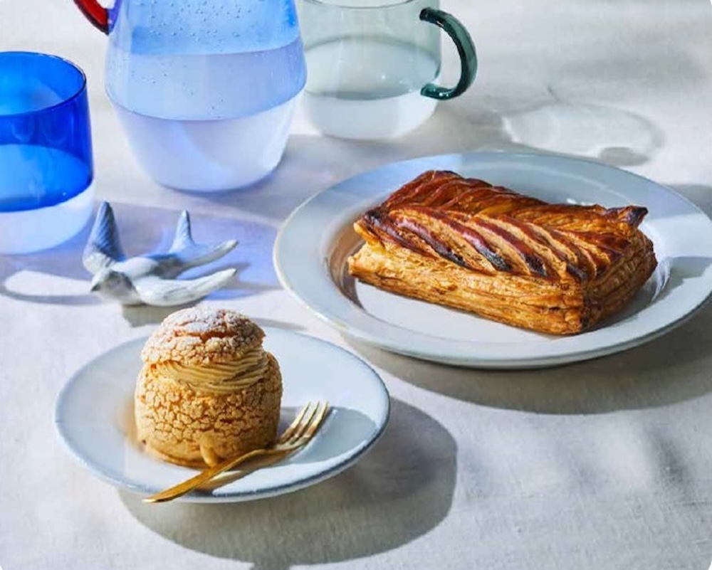 左から「レガレヴ（Régalez-Vous）」の「塩キャラメルシュークリーム」751円、「ミートパイ」1,080円