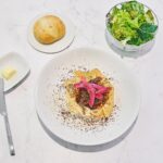 「スパイスで煮込んだ豚コンフィ」価格は税込み 2,420円