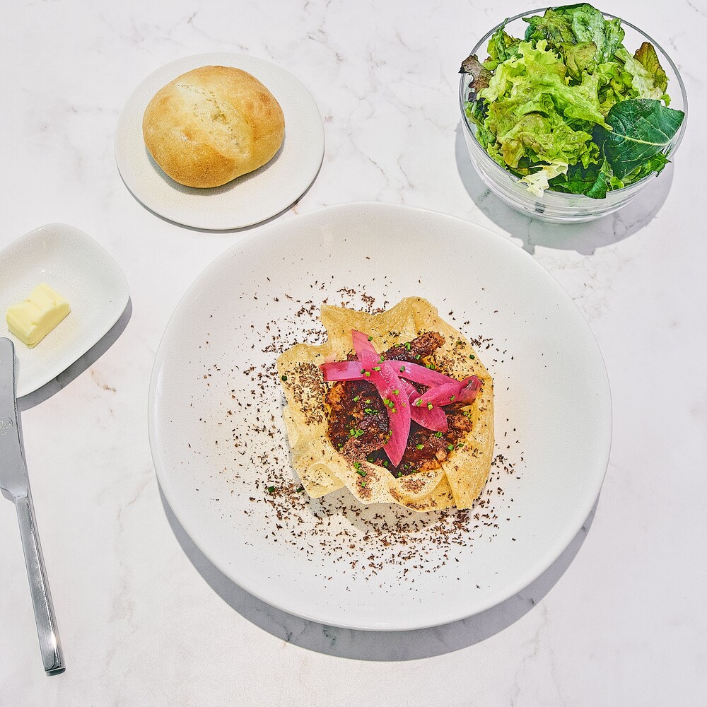 「スパイスで煮込んだ豚コンフィ」価格は税込み 2,420円