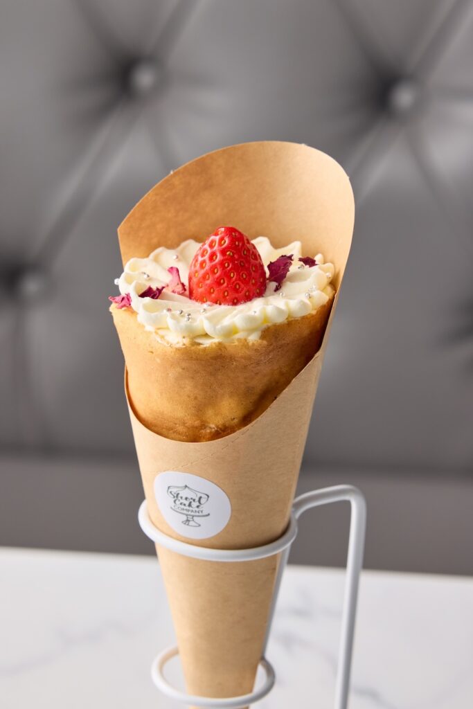 シグネチャー「薔薇と苺のジャージー生クレープ」1,100円