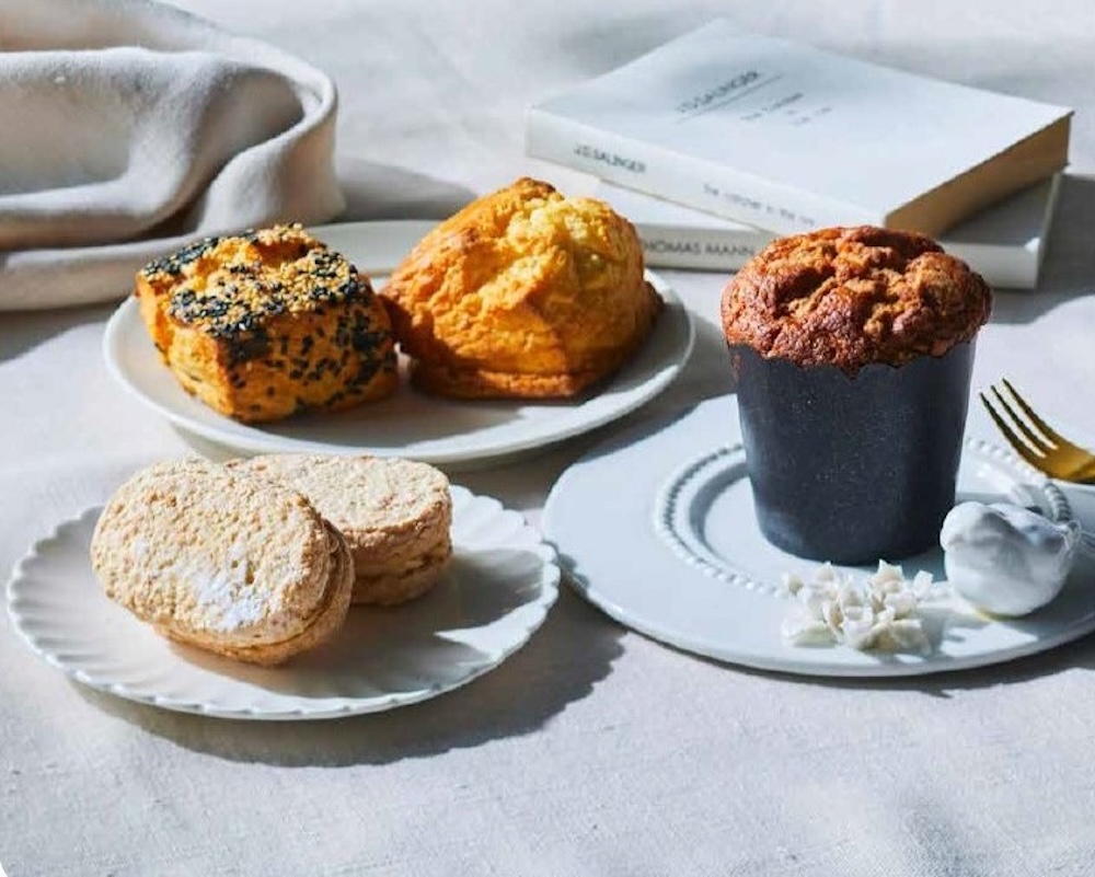 左手前から時計回りに「ドゥラメール（DE LA MER）」の「塩キャラメルバニラクリームのダックワーズ」1個・361円、「ごま塩と栗の豆乳スコーン」381円、「立地バターミルクスコーン」391円「スパイスクランブルのキャロットケーキ」582円