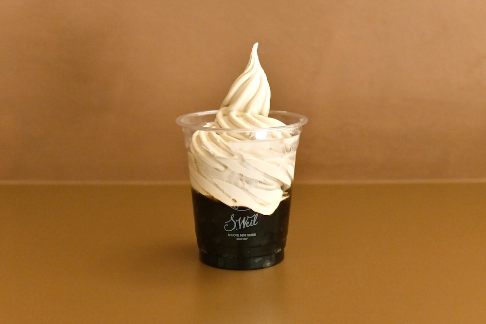 4月1日〜9月30日に販売中の「コーヒーゼリーモカソフト」イートイン・935円、テイクアウト・918円