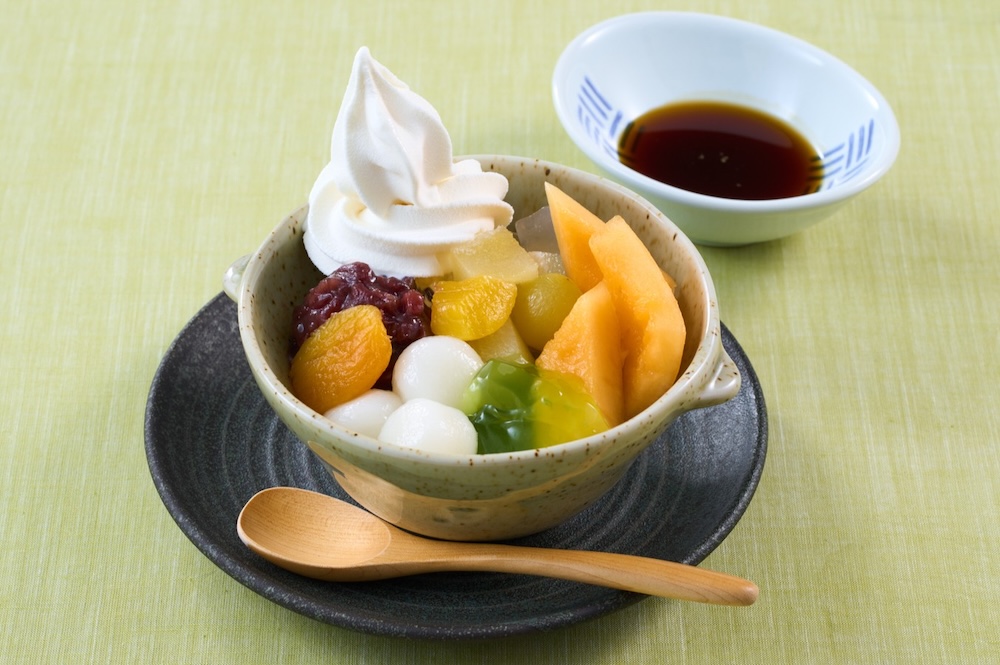 「赤肉メロンのソフト白玉あんみつ」税込み824円、「赤肉メロンの白玉あんみつ」税込み714円※画像は「赤肉メロンのソフト白玉あんみつ」