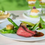 週末限定で提供されるスペシャリテ「宮城県栗原産黒毛和牛のローストビーフ アスパラガスとグリーンペッパーソース」イメージ