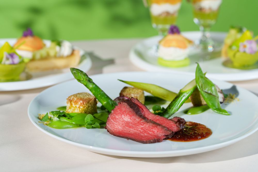 週末限定で提供されるスペシャリテ「宮城県栗原産黒毛和牛のローストビーフ アスパラガスとグリーンペッパーソース」イメージ