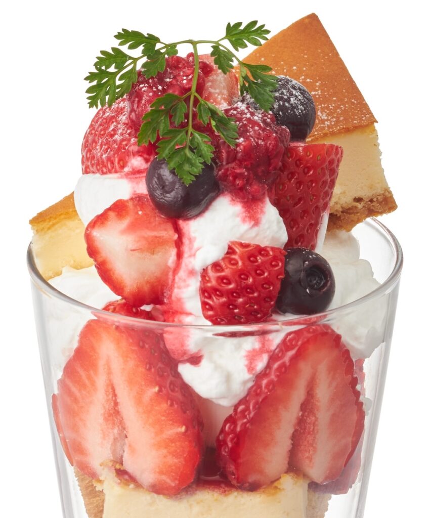 「苺のチーズケーキパフェ　～3種のベリーを添えて～」税込み1,628円