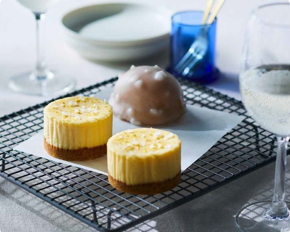 手前から「レメ（Remme）焼き菓子店」の「みやじまの塩のレモンチーズケーキ」1個・801円、「Remmeのレモンケーキ」1個・651円