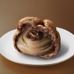 「プレミアムショコラシュークリーム」税込み302円（沖縄県のみ税込み378円）