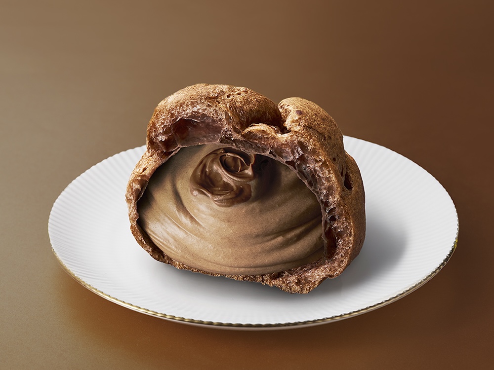 「プレミアムショコラシュークリーム」税込み302円（沖縄県のみ税込み378円）