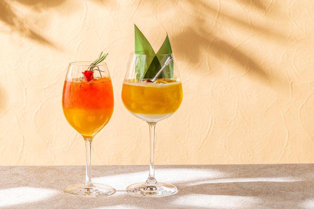 オプションメニューの「マンゴースカッシュ」税込み1,650円、「マンゴーコラーダ」税込み1,980円（いずれも別途サービス料）