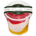 テイクアウト用「Supervised by Takahiro KOMAI from Belle id é e pÂtisserie!　いちごとパッションフルーツのパンナコッタ」税込み430円（三俣店では販売なし）