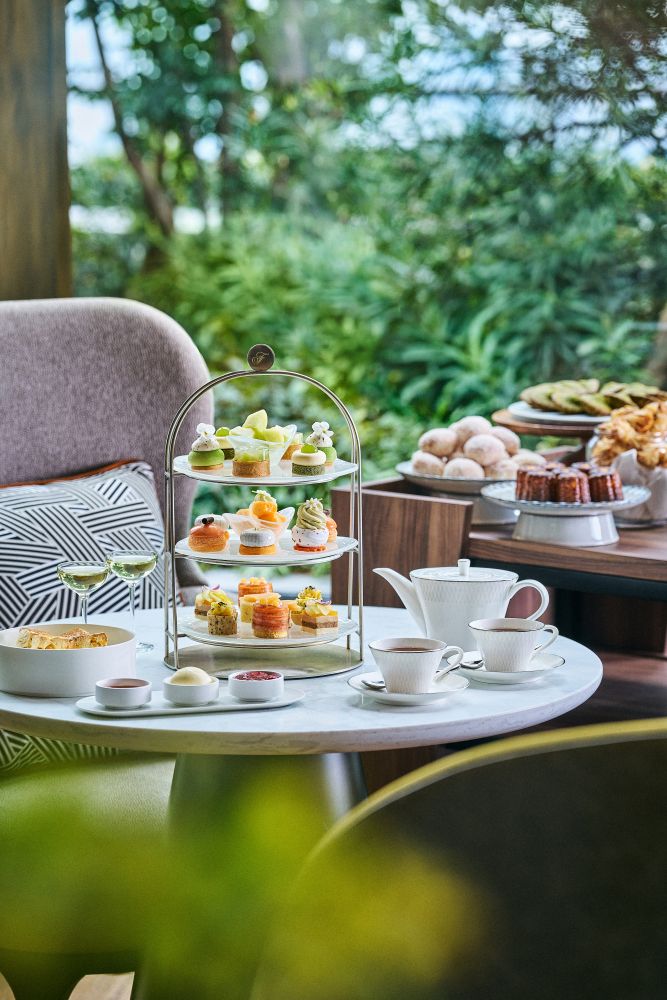 「メロンと日本茶のフレンチアフタヌーンティー」平日・税込み9,700円、土日祝日・税込み11,000円（いずれもサービス料含む）