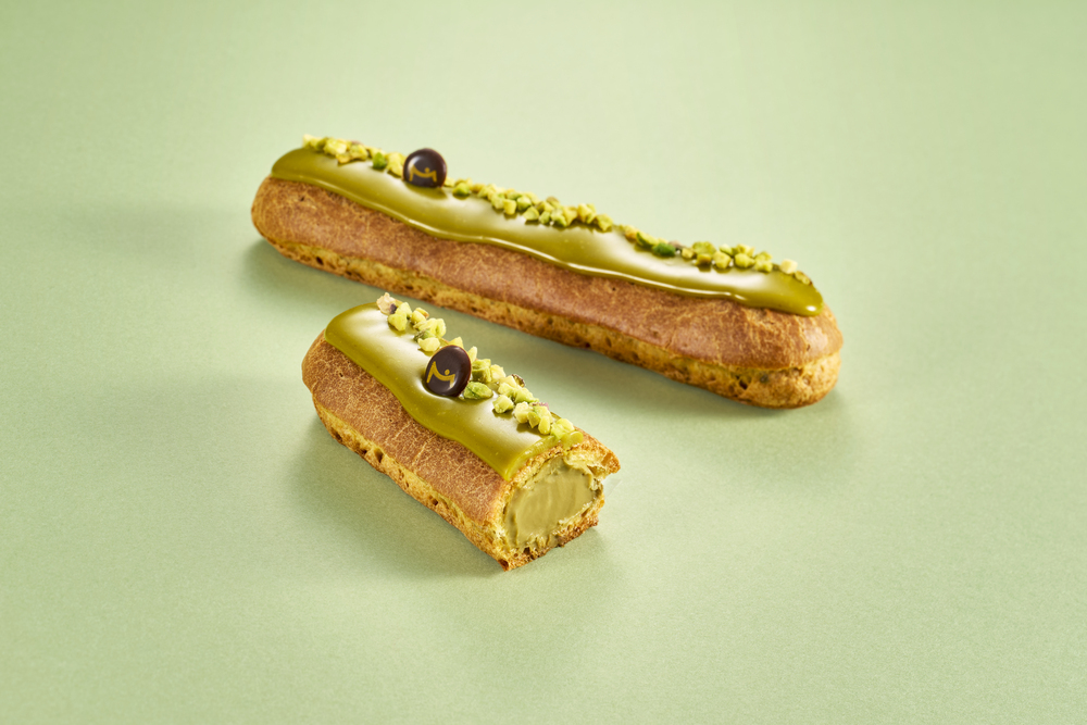 「エクレール プラリネ ピスタッシュ」価格は1本につきテイクアウト・税込み1,134円、イートイン・税込み1,155円