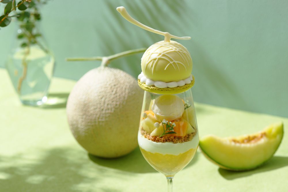 「メロングレイスパフェ」単品・税込み4,950円、ドリンク付き・税込み5,830円~(別途サービス料含む)