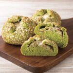 「白ゴマと豆のポテトサラダ~ほうれん草パン~」税込み370円