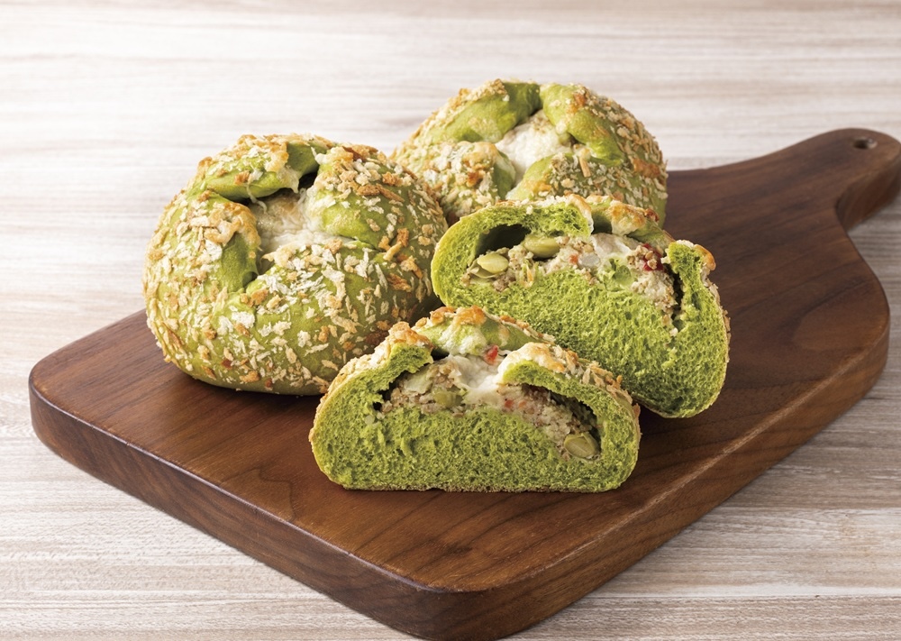 「白ゴマと豆のポテトサラダ～ほうれん草パン～」税込み370円