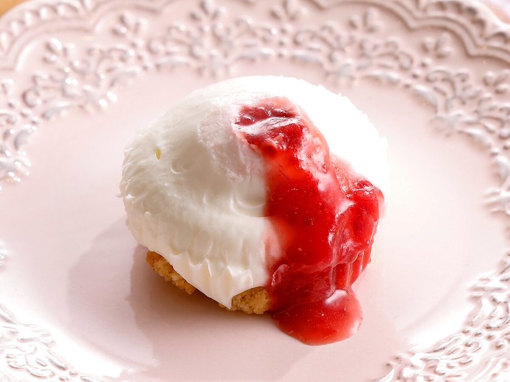 「レアチーズケーキ〜いちごソース〜」イメージ
