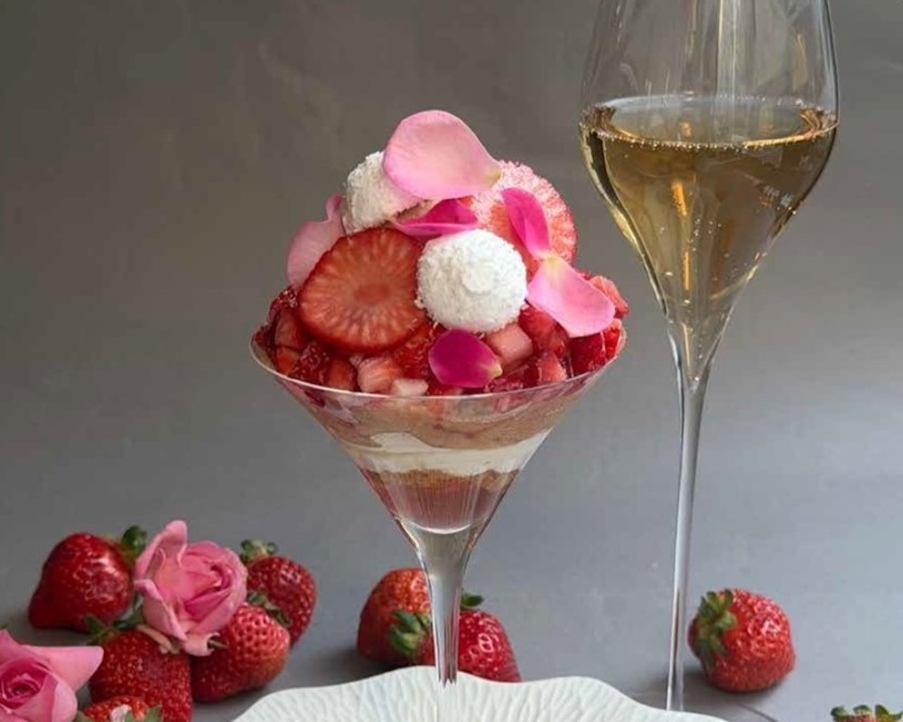 「エンメ（EMMÉ）」の「苺とルバーブのピンクローズパフェ」2,750円